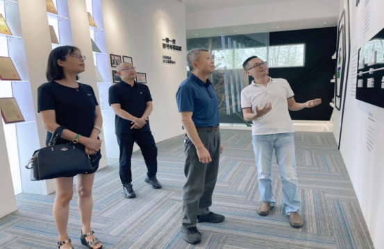 成都室内装饰行业协会胡松会长一行莅临烯材科技交流访问
