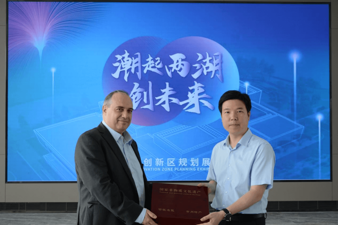 剑桥大学石墨烯研究中心创始人Andrea Ferrari教授考察园区石墨烯产业