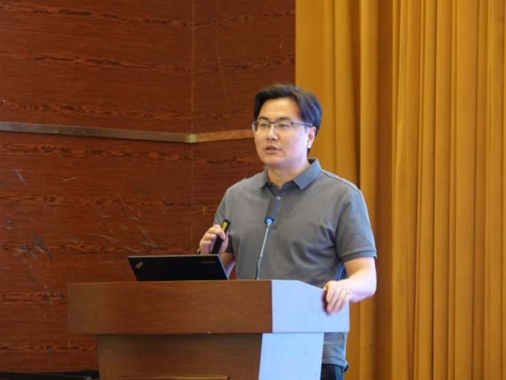 化学与材料工程学院组织师生参加《新材料产业及石墨烯技术发展情况》专题讲座