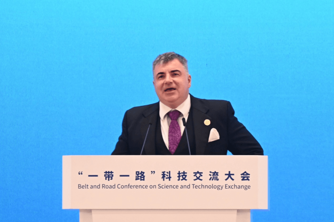 首届“一带一路”科技交流大会在重庆开幕 诺贝尔物理学奖得主康斯坦丁·诺沃肖洛夫教授发表主旨演讲