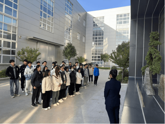 探索新材料领域的科技之光｜河师大材料学院师生参观煜和石墨及石墨烯科技馆