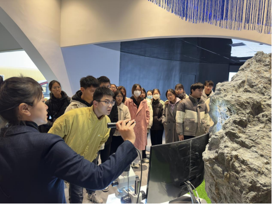 探索新材料领域的科技之光｜河师大材料学院师生参观煜和石墨及石墨烯科技馆