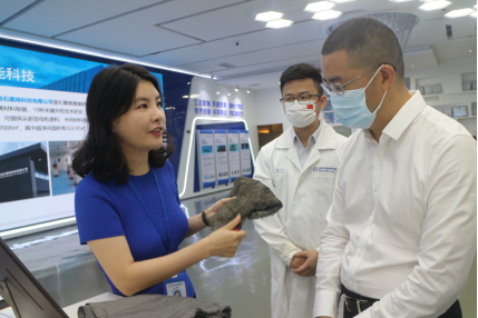 前海管理局刘桂林副局长一行莅临深圳前海石墨烯研究院指导！