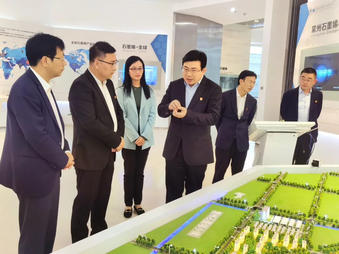 乔俊杰调研江南石墨烯研究院：借力“两湖”创新区 深耕石墨烯产业