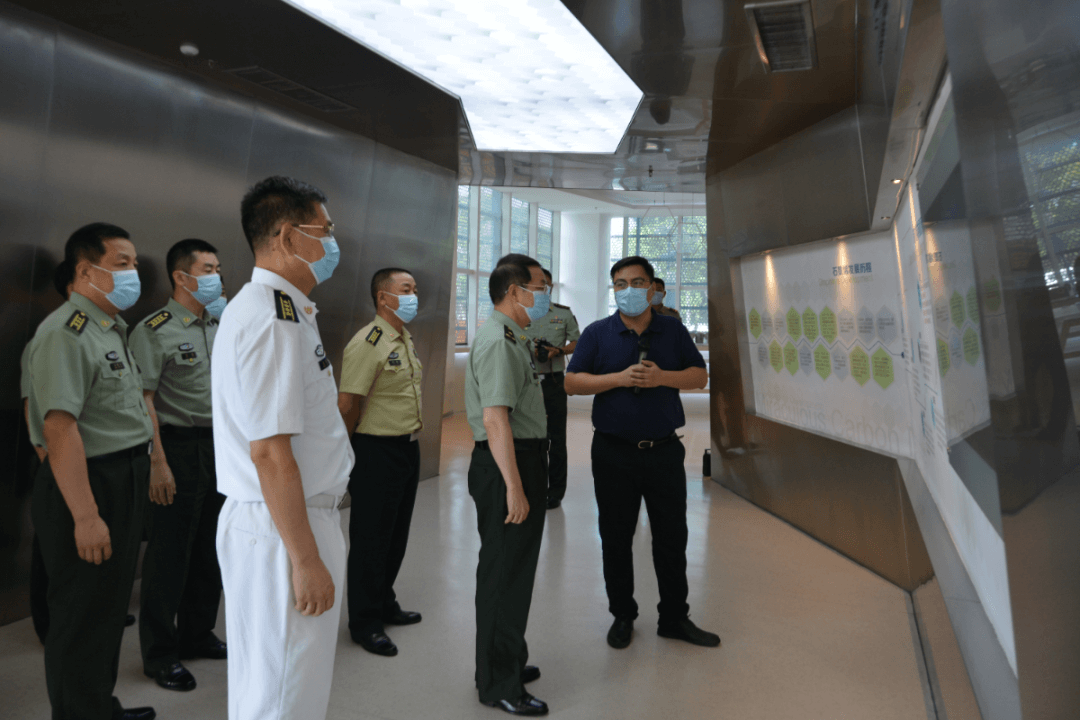 江苏省军区政委张孟滨一行调研小镇石墨烯产业