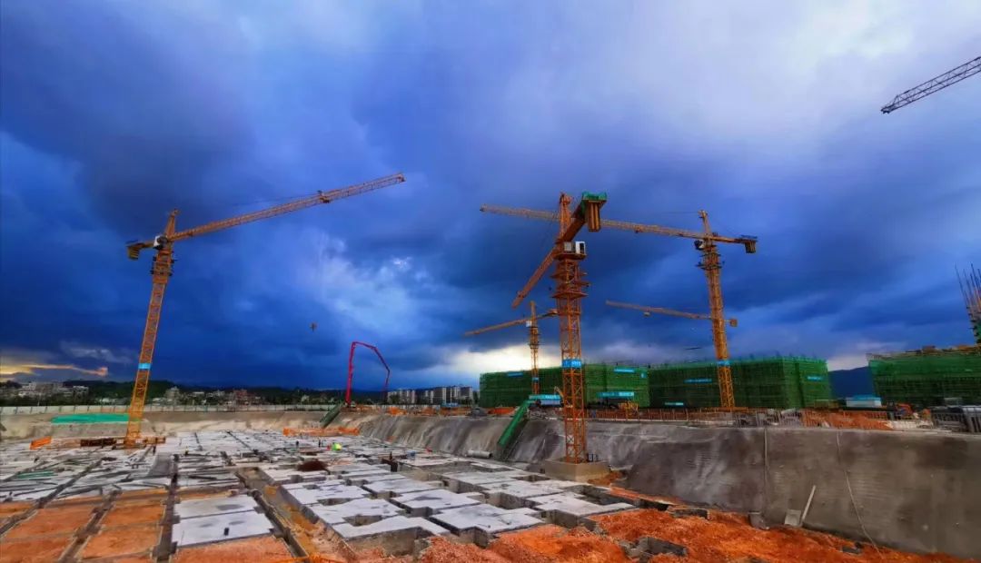 火炬石墨烯新材料孵化基地首栋厂房封顶