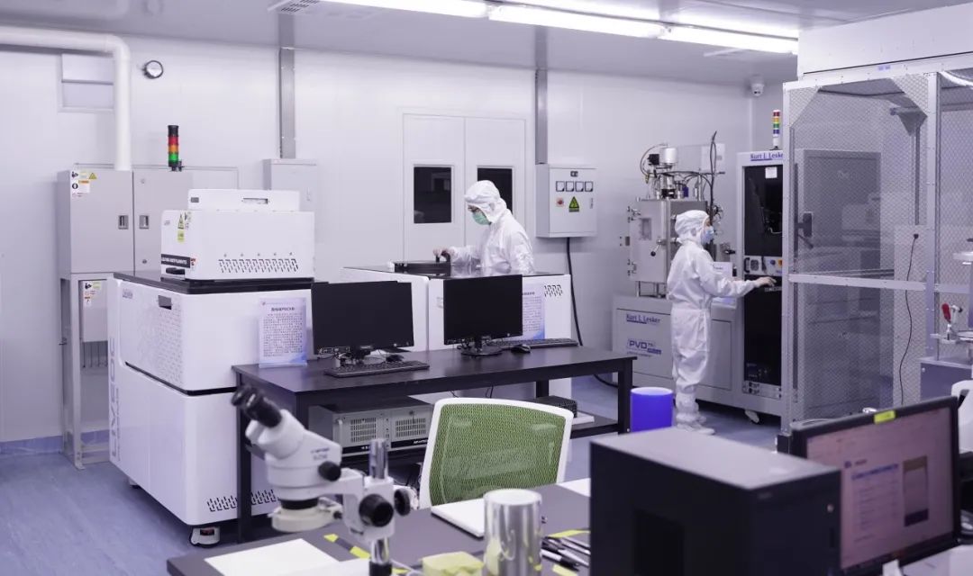 火炬石墨烯新材料孵化基地首栋厂房封顶