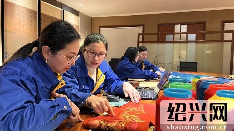 这款冬奥颁奖礼服面料出自新昌 以6A级蚕丝与顶级羊绒、石墨烯组合，经50多道工艺处理