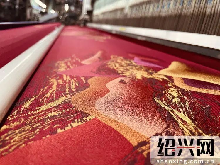 这款冬奥颁奖礼服面料出自新昌 以6A级蚕丝与顶级羊绒、石墨烯组合，经50多道工艺处理