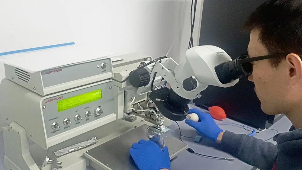 Science! 我院尹建波研究员最新成果报道双层石墨烯的谷霍尔效应