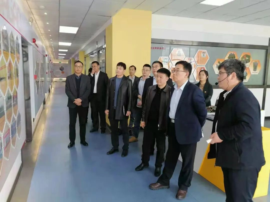 NEWS|青岛动车小镇投资集团董事长李兴新一行到访华高墨烯