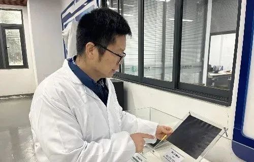 江岸这家科技企业研制国内顶尖电磁屏蔽石墨烯膜