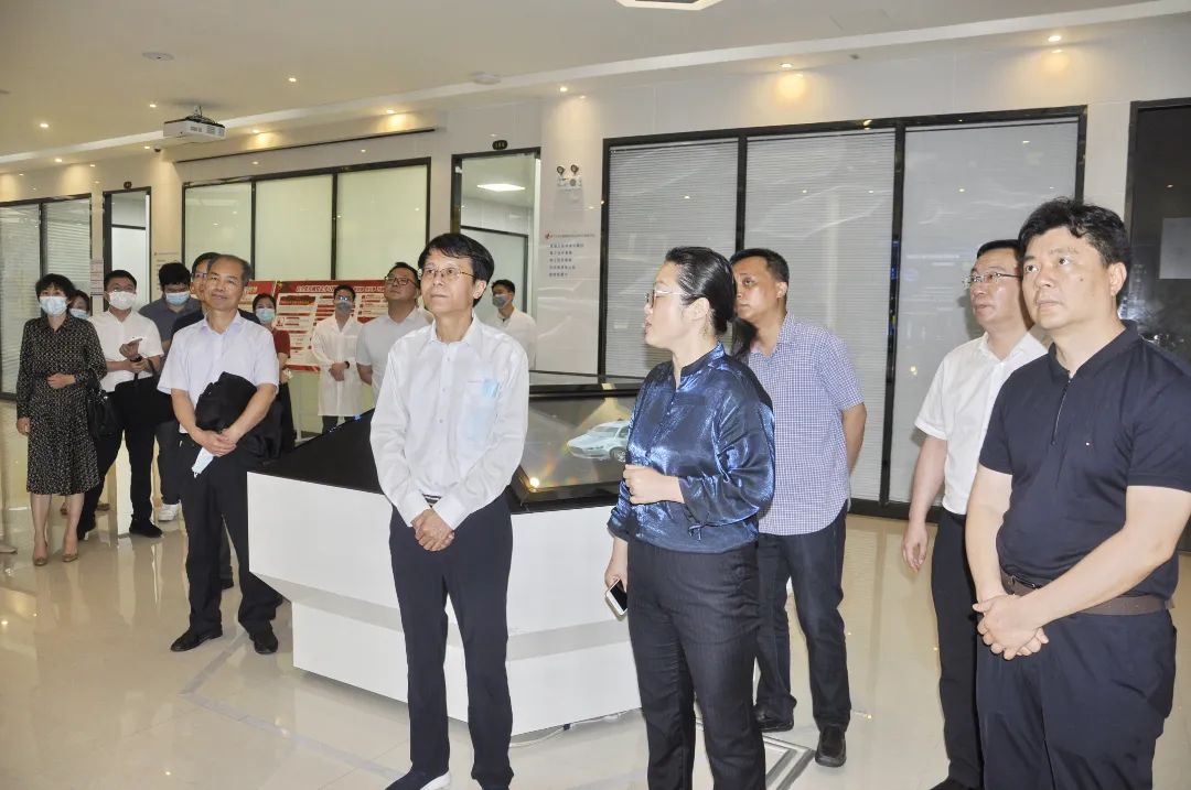 厦门市委常委、副市长黄晓舟调研火炬石墨烯平台