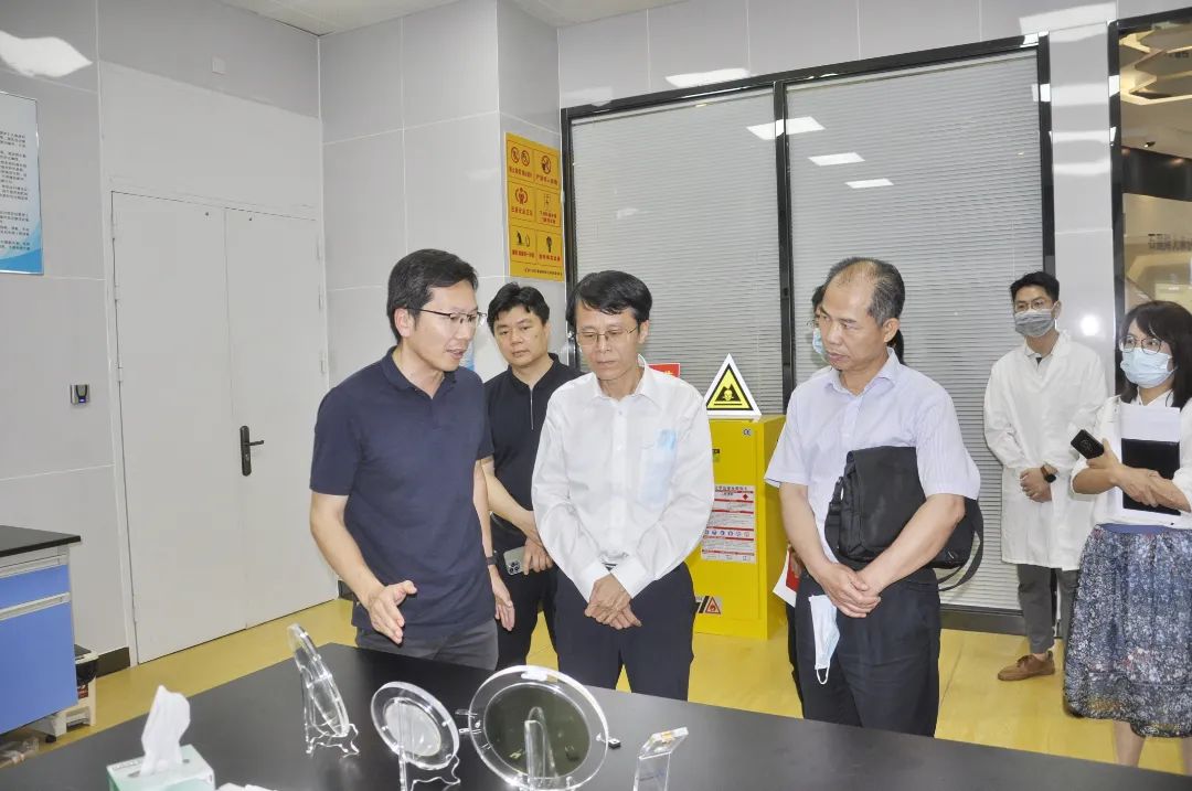 厦门市委常委、副市长黄晓舟调研火炬石墨烯平台