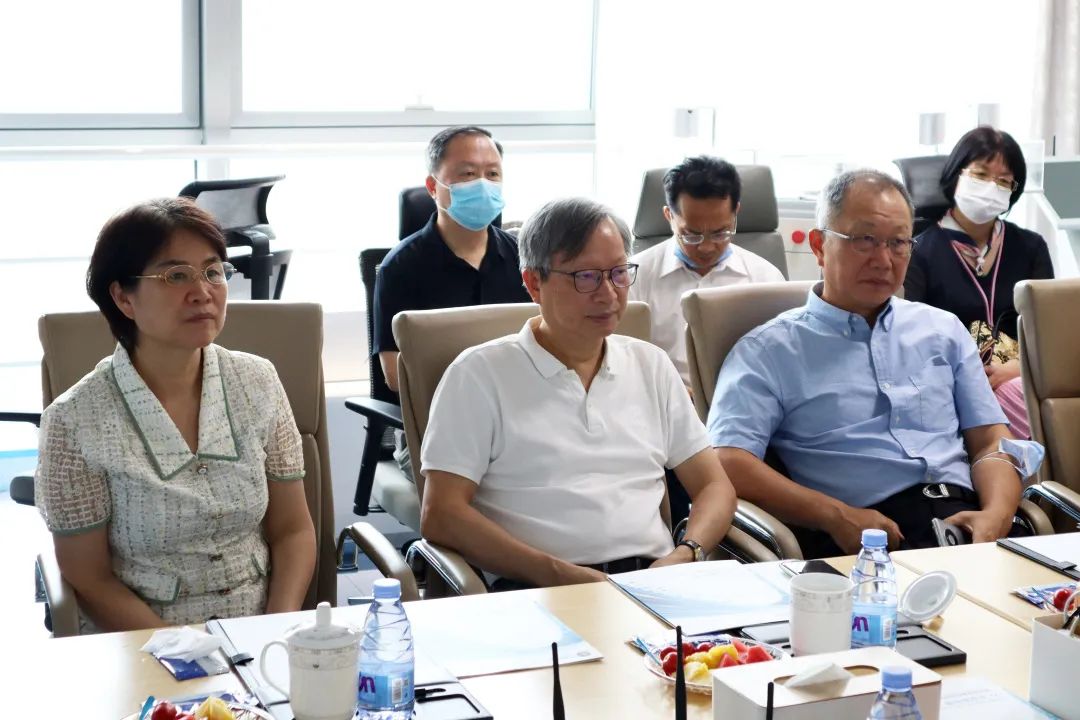 珠海市政协主席王开洲一行莅临溢鑫科技调研指导直立石墨烯产业
