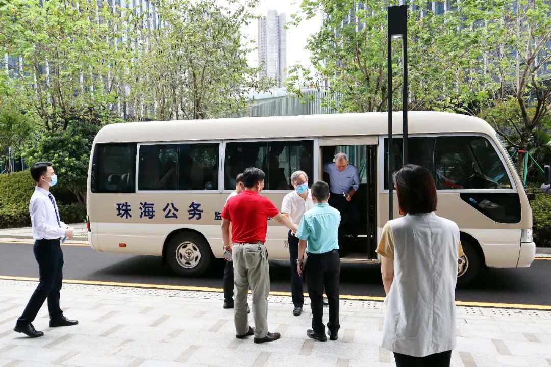 珠海市政协主席王开洲一行莅临溢鑫科技调研指导直立石墨烯产业