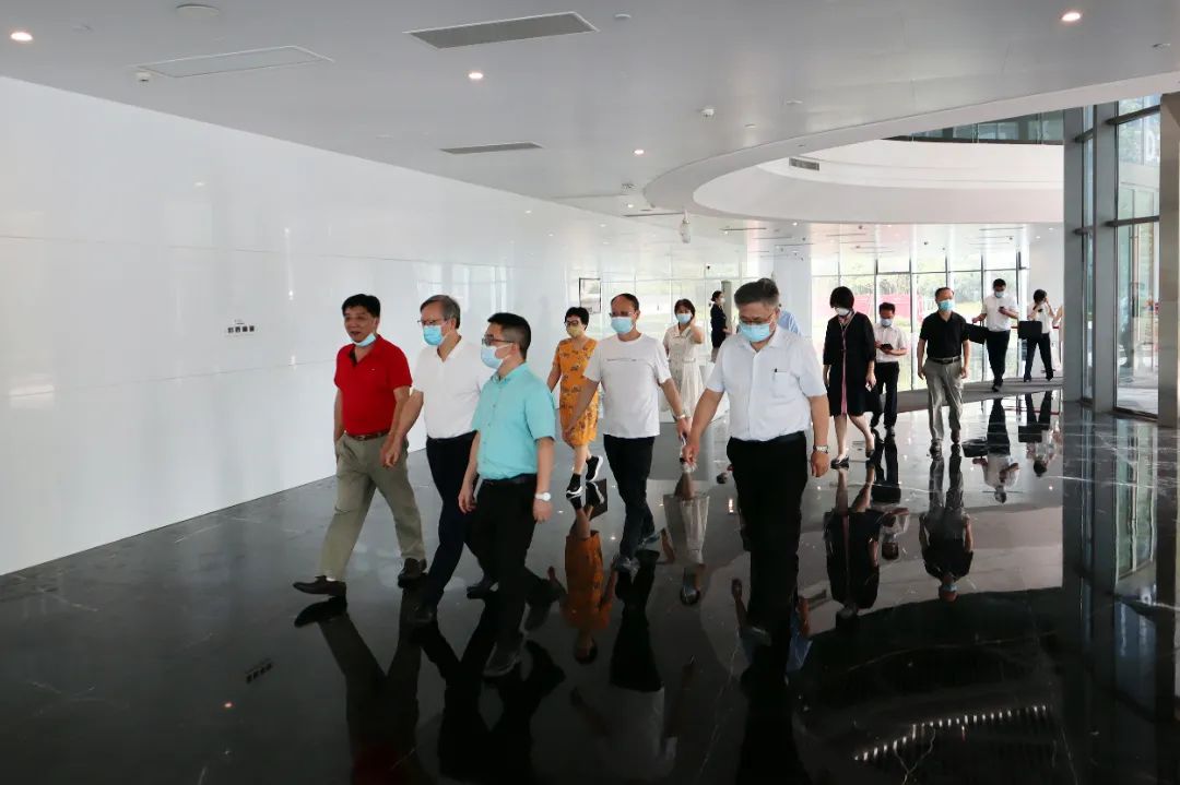 珠海市政协主席王开洲一行莅临溢鑫科技调研指导直立石墨烯产业