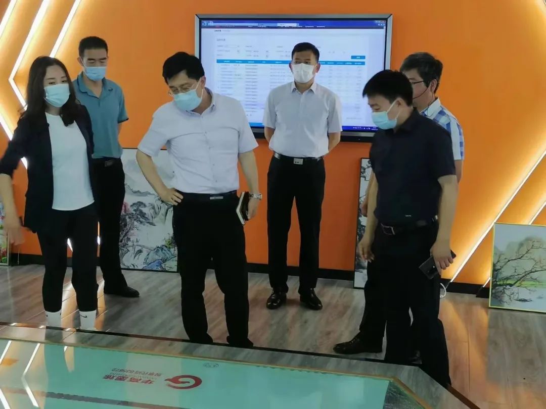 管委会主要领导调研华高墨烯指导工作