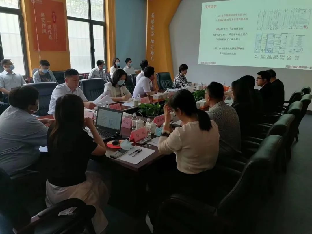 管委会主要领导调研华高墨烯指导工作