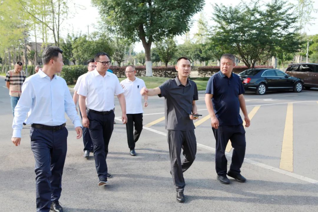 中建八局西南分公司纪委书记、副总经理刘继峰一行莅临烯材科技考察调研