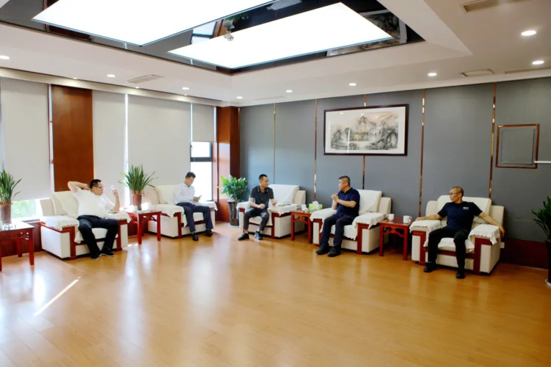 中建八局西南分公司纪委书记、副总经理刘继峰一行莅临烯材科技考察调研