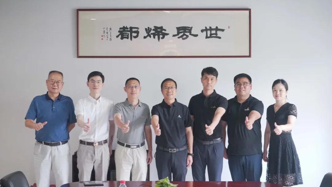 湖北省宜昌市猇亭区副区长鲍剑飞、浙江鸿慈集团董事长兼浙江宜昌商会会长张斌一行莅临高烯科技调研指导