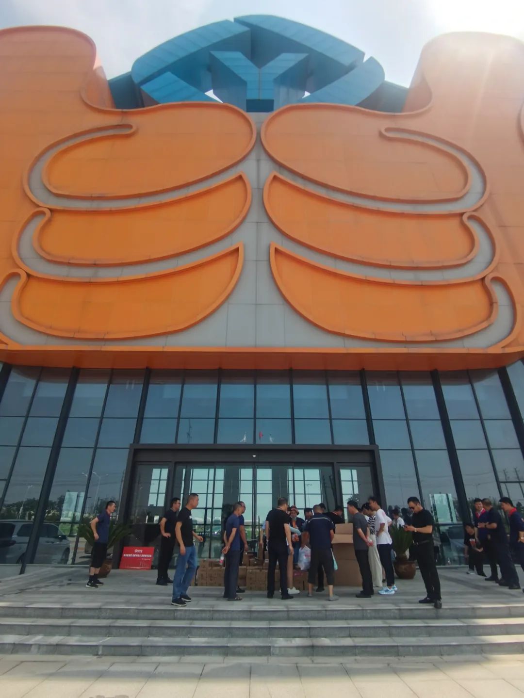 致敬高温下的劳动者！区总工会和安监联合慰问高温下的劳动者