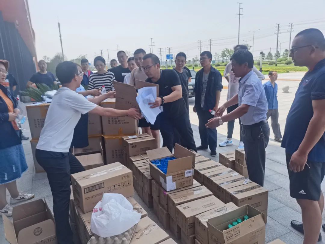 致敬高温下的劳动者！区总工会和安监联合慰问高温下的劳动者