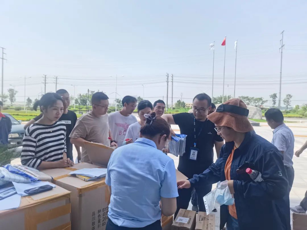 致敬高温下的劳动者！区总工会和安监联合慰问高温下的劳动者