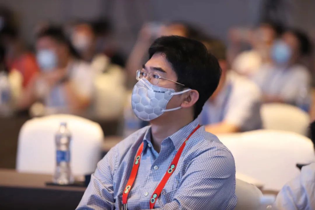 超亲石墨烯口罩“霸屏”顶级石墨烯论坛，与会者们争相佩戴！