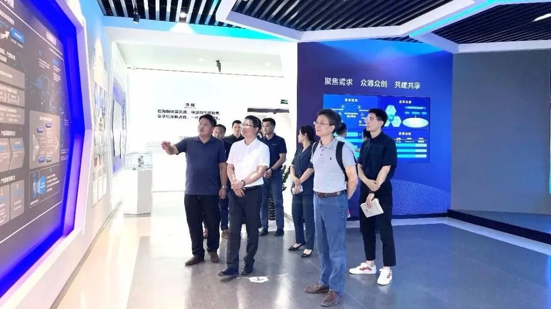 镇海区组织部部长周方涛考察调研石墨烯创新中心