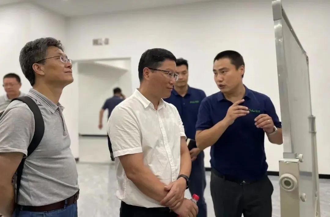 镇海区组织部部长周方涛考察调研石墨烯创新中心