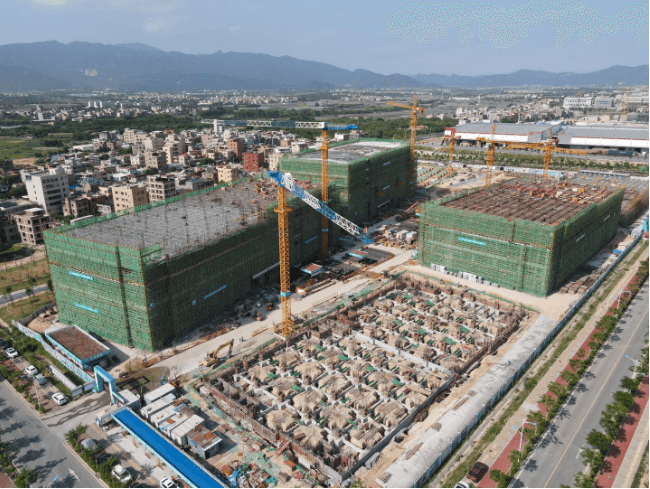 火炬石墨烯新材料孵化基地首栋厂房封顶