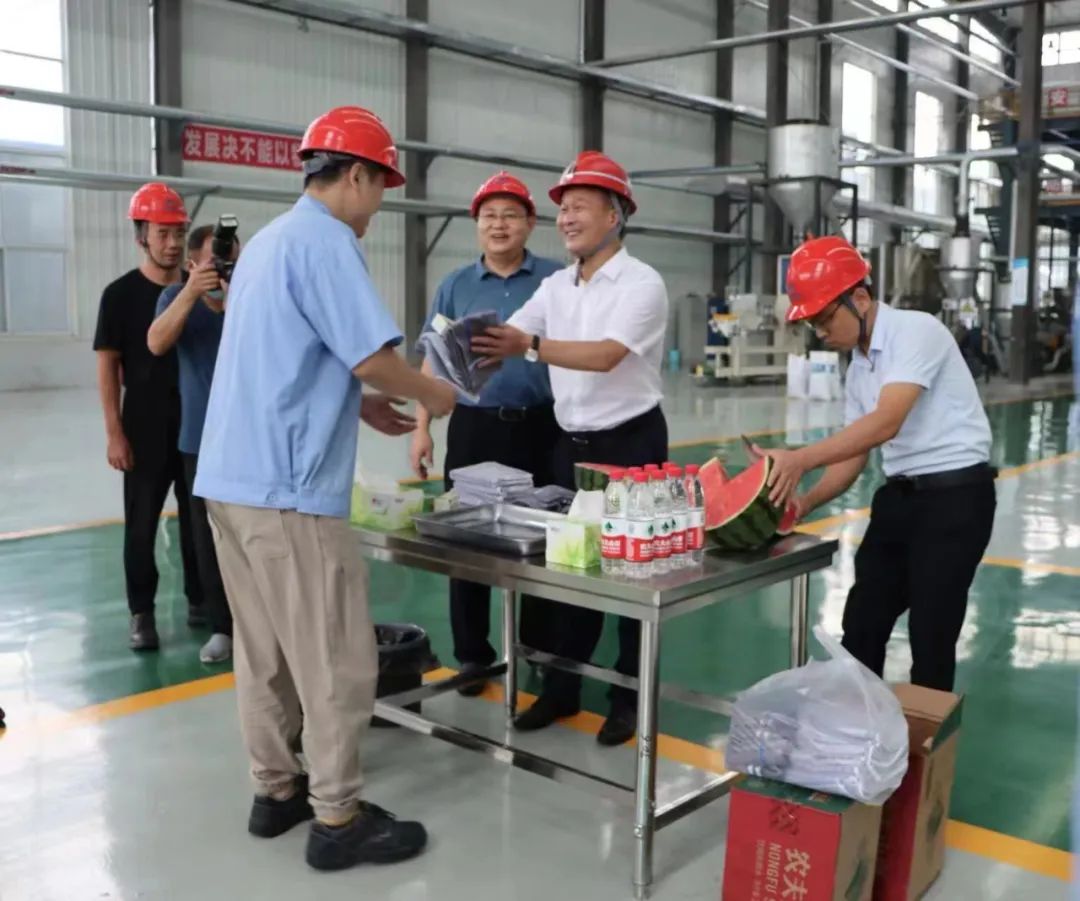 【新闻】夏日送清凉 慰问暖人心--魏忠勋带队到石墨烯高分子复合材料标准化车间开展“夏送清凉”慰问活动