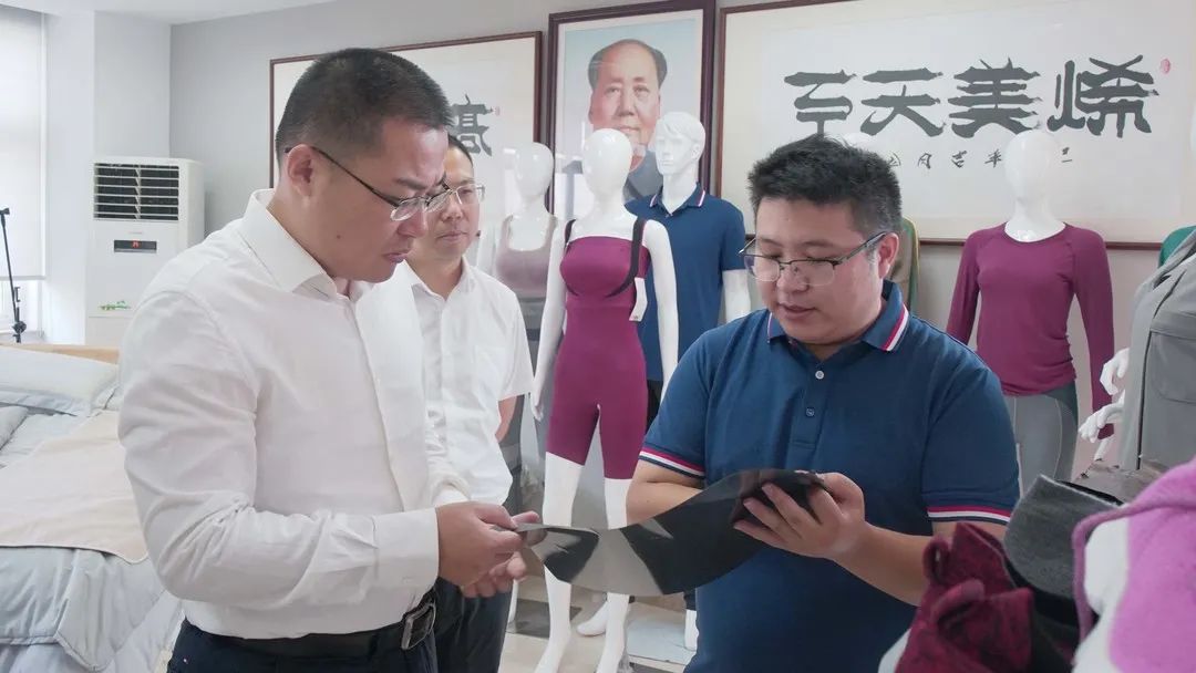 湖北省宜昌市猇亭区区委副书记、区政府区长左晓一行莅临高烯科技调研指导!