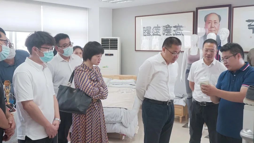 湖北省宜昌市猇亭区区委副书记、区政府区长左晓一行莅临高烯科技调研指导!