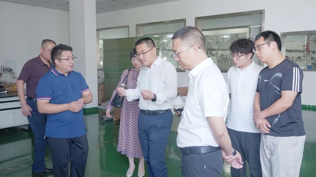 湖北省宜昌市猇亭区区委副书记、区政府区长左晓一行莅临高烯科技调研指导!