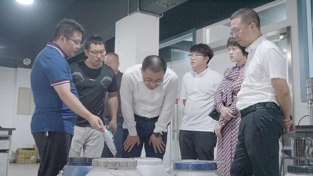 湖北省宜昌市猇亭区区委副书记、区政府区长左晓一行莅临高烯科技调研指导!