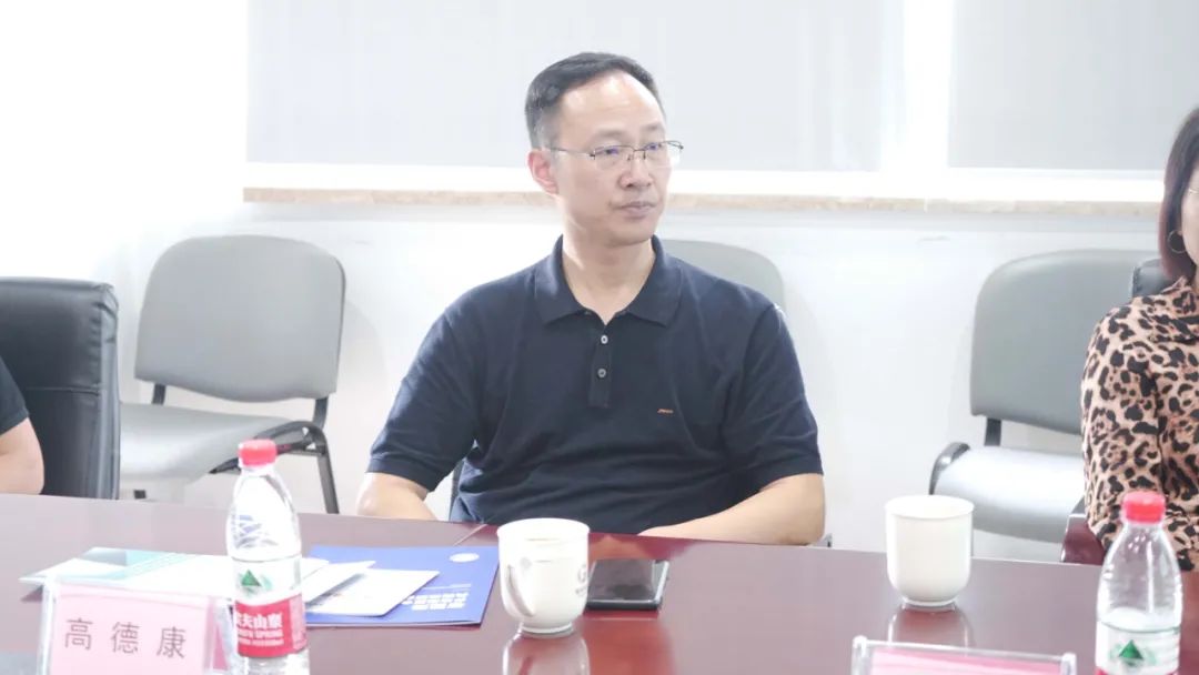 杭州市政协常委、工商联副会长、德意控股集团董事长高德康，敦钧资产董事长许辽锋，华驰化纤董事长高月萍莅临高烯科技调研指导!