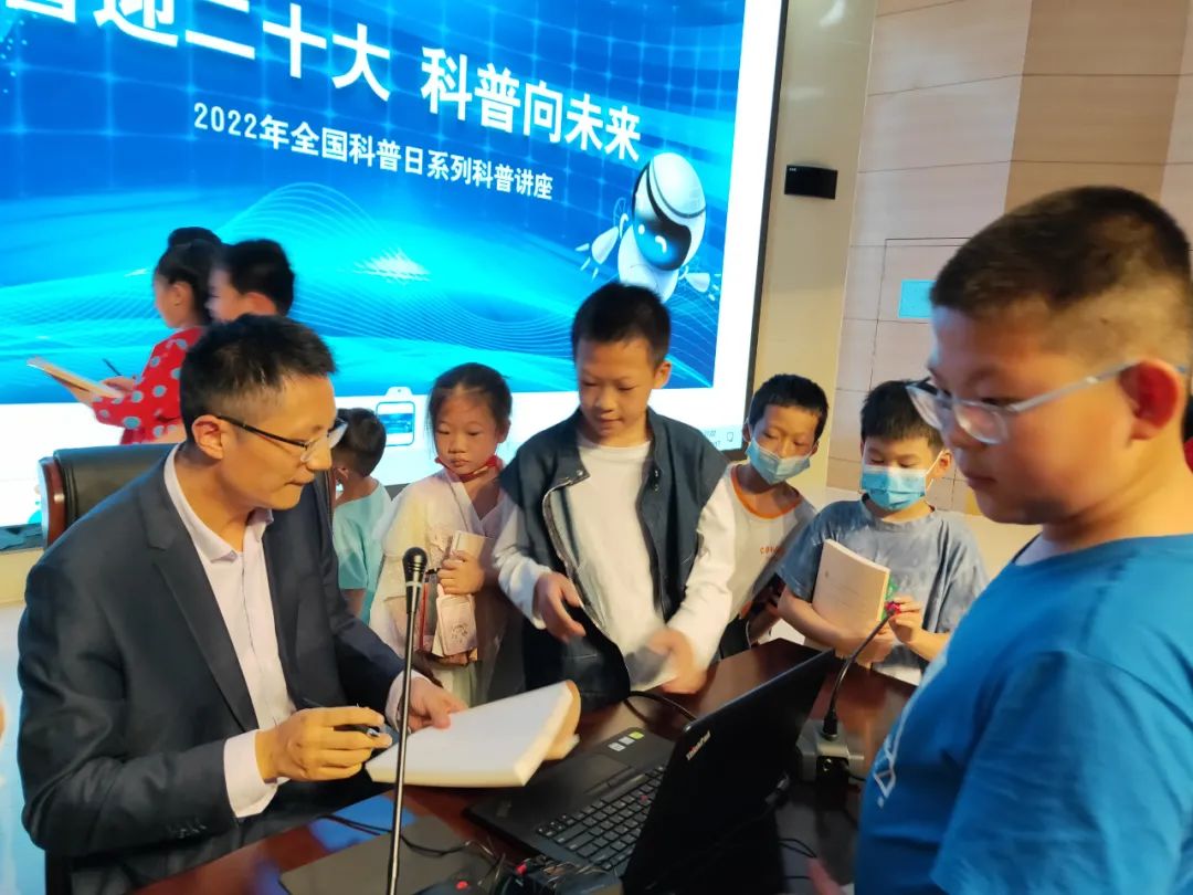 全国科普日 我们在行动---陈成猛受邀在山西科学讲坛作科普讲座