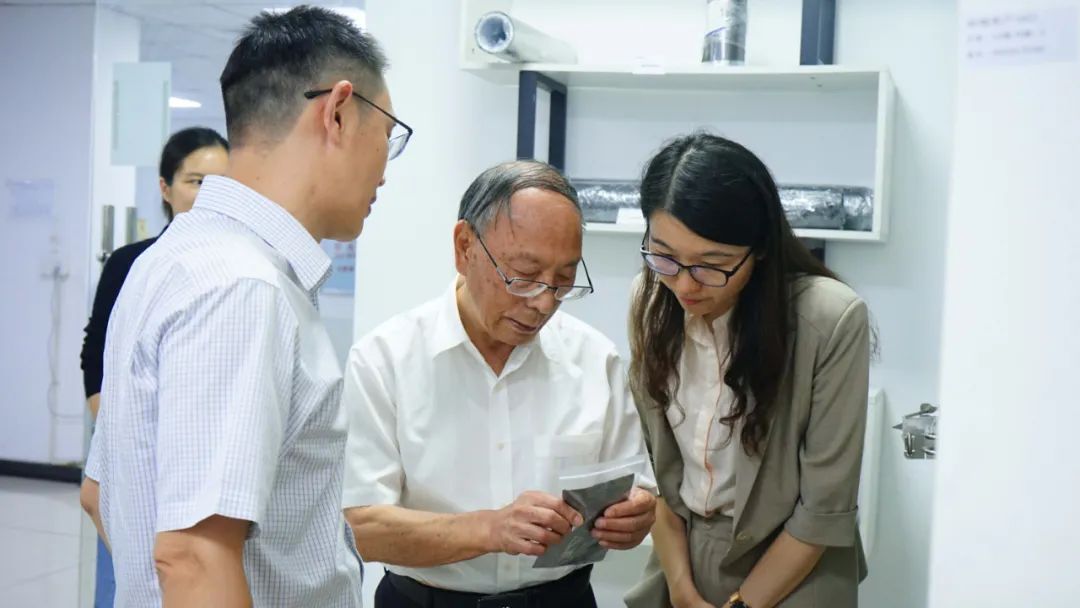 走出石墨烯产业化创新之路！中国科学院院士都有为一行莅临高烯科技调研指导！