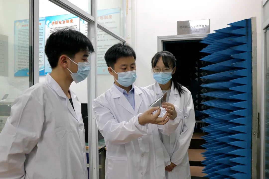 前沿 | 武汉理工大学何大平团队将纳米级石墨粉打造成石墨烯薄膜