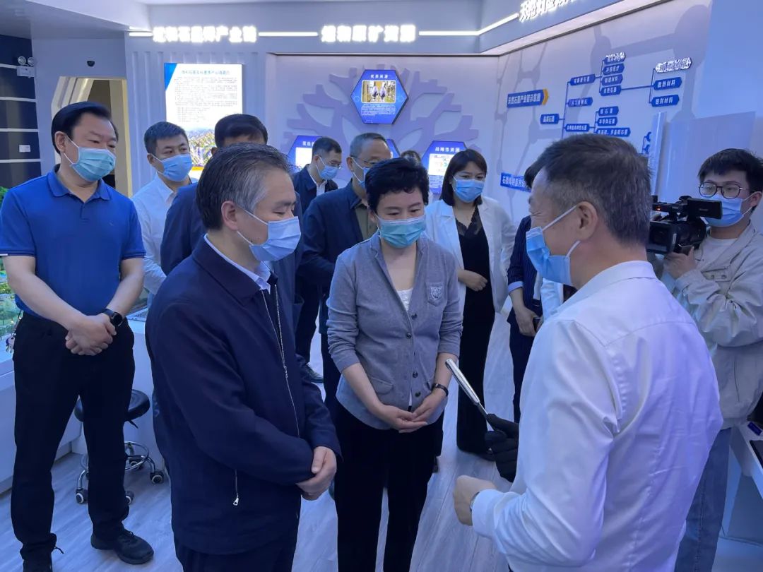 新乡市委常委、统战部部长、副市长王占波莅临煜和石墨烯研究院参观指导