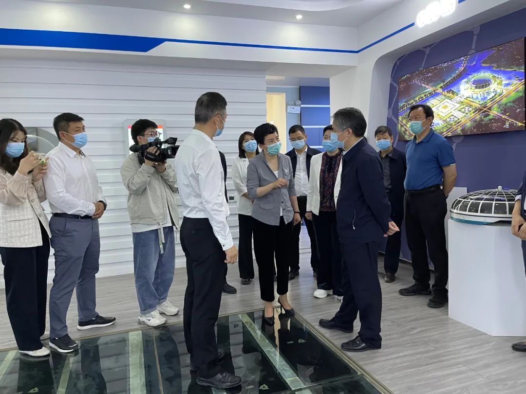 新乡市委常委、统战部部长、副市长王占波莅临煜和石墨烯研究院参观指导