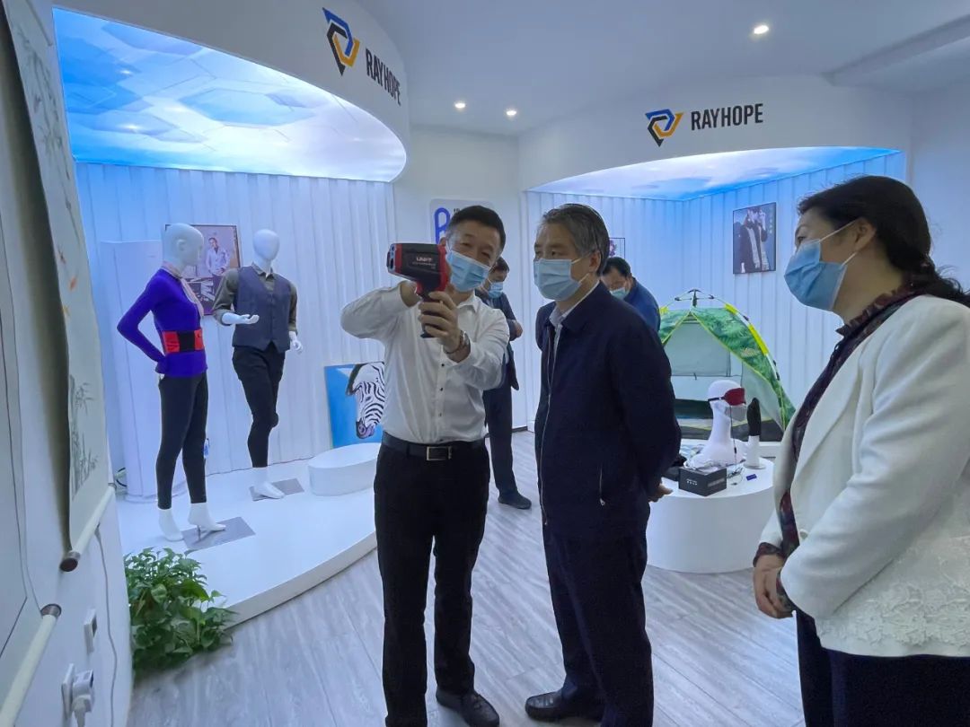 新乡市委常委、统战部部长、副市长王占波莅临煜和石墨烯研究院参观指导