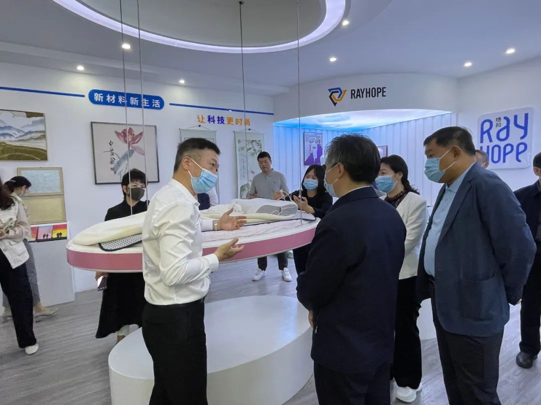 新乡市委常委、统战部部长、副市长王占波莅临煜和石墨烯研究院参观指导