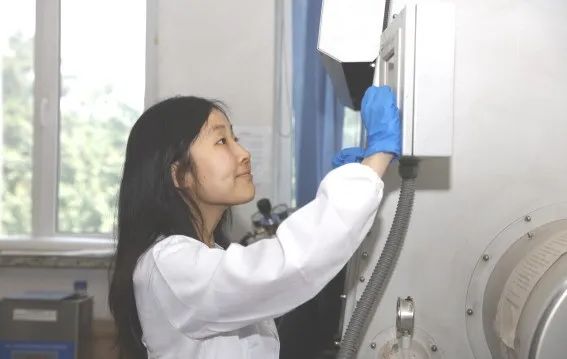 中国科学家用石墨烯设计锂金属宿主，制备具有三维超支化结构的石墨烯阵列，实现兼具高面容量和高度可逆的锂金属电池