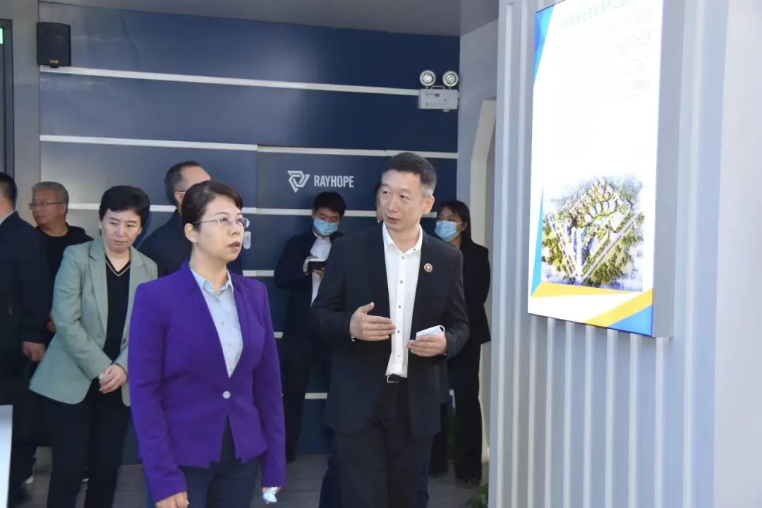 新乡市市委副书记于燕莅临新乡煜和研究院参观调研