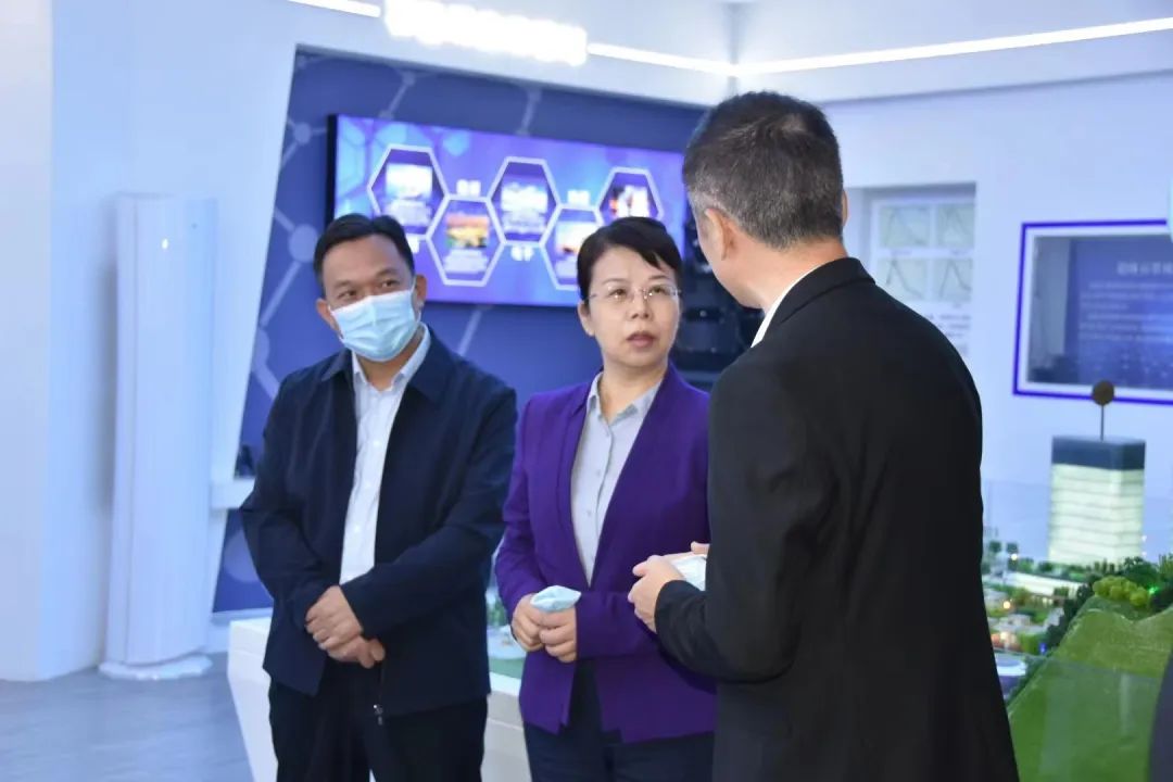 新乡市市委副书记于燕莅临新乡煜和研究院参观调研