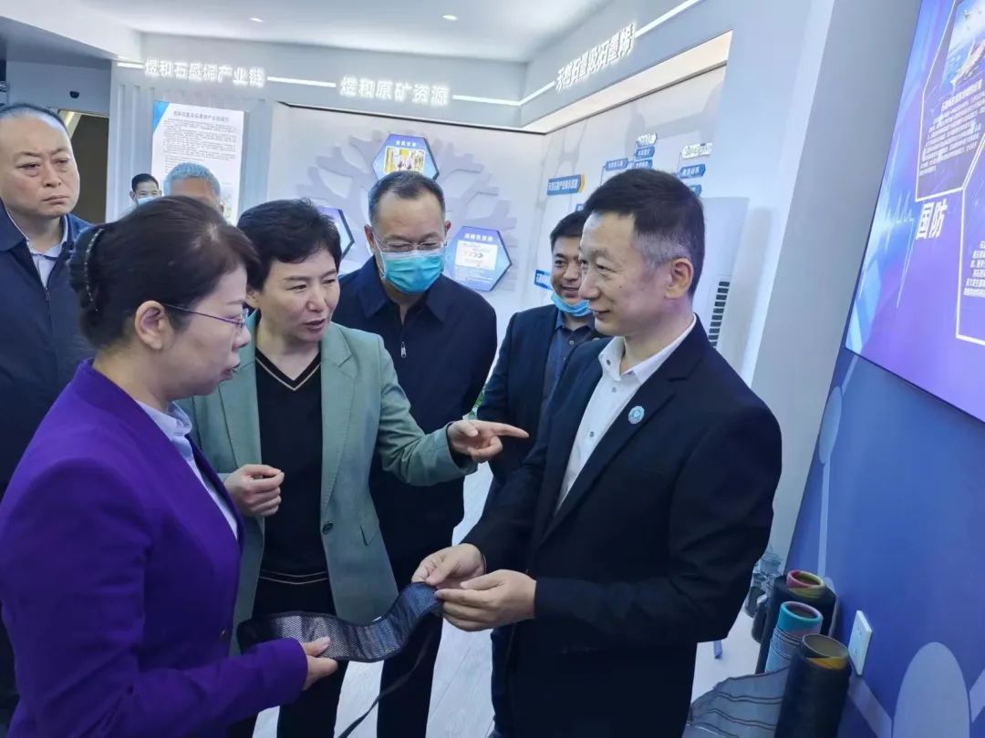 新乡市市委副书记于燕莅临新乡煜和研究院参观调研